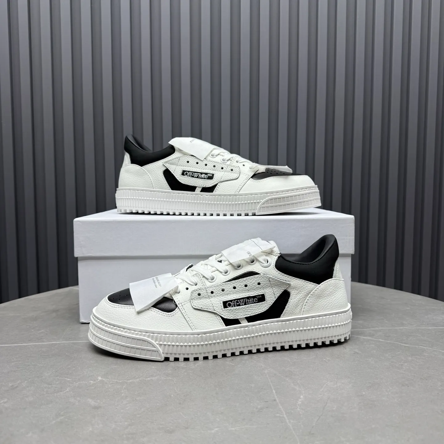 Men's shoes💰680 OFF WHITE ⚡️Couple style⚡️The latest spring style street casual shoes, released with the highest quality version on the market👊Series original mold opening, original lasting, production technology 1:1 original version➰🔜The best choice for more and more celebrities and Internet celebrities🔸In the classics Changes in the code🔸Innovate in the trend🔸Strive to break away from the shackles of bad street design🔝Although he is not the originator of fashion design, he is definitely a shining dark horse in avant-garde design🐴🆙Do not follow the trend🔅Not universal beauty🔅 Fabric💯First-layer cowhide Lining💯Imported skin-friendly and environmentally friendly polyester mesh Foot pads💯Original molded high-elastic environmentally friendly molding pads Midsole💯Made with original last-last technology Outsole💯Rubber outsole Packaging💯Official website synchronizes full set of packaging (brand wrapping paper, brand certificate, brand cloth bag) Code numbers 35-44, 45 46 Customized